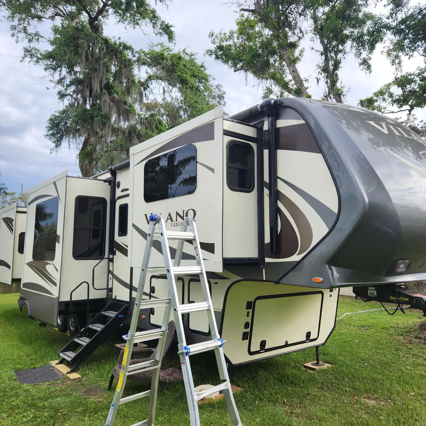VanLeigh Vilano fifth wheel with slide-outs extended during a slide-out repair in Sarasota, Florida